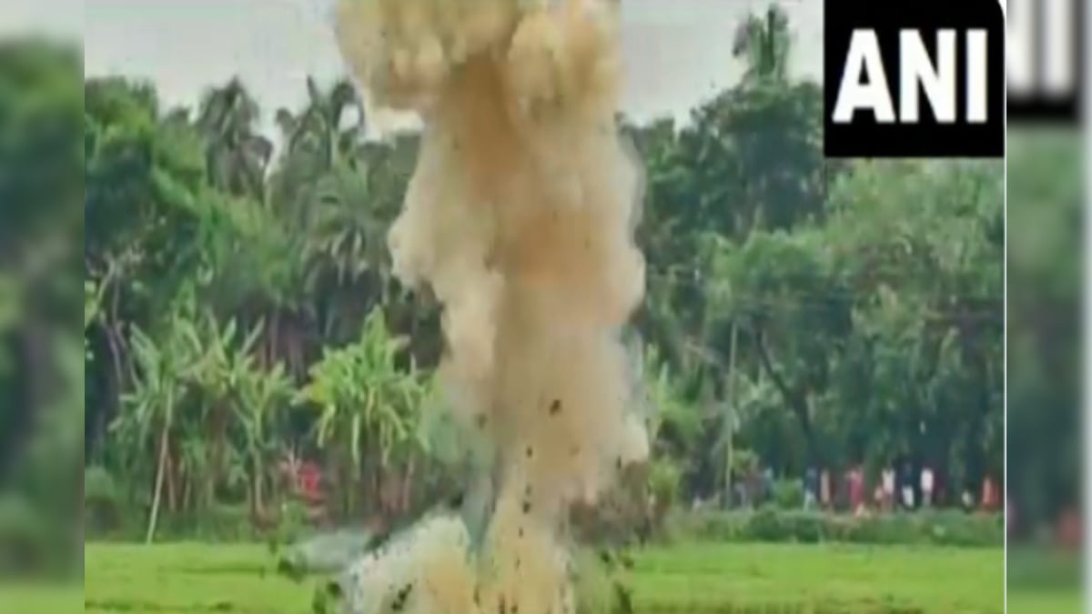 खेत में बना रहे थे बम फटने से 2 की मौत 3 घायल बंगाल के मालदा की घटना