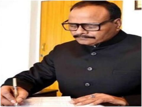 डिप्टी सीएम ब्रजेश पाठक खुद ही मरीज को एंबुलेंस के जरिए बलरामपुर के अस्पताल में पहुंच गए.