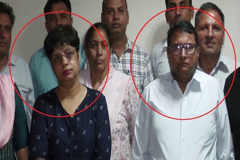 लाखों रुपए की रिश्वत लेते हुए दो बड़े अधिकारियों को विजिलेंस टीम ने गिरफ्तार किया.