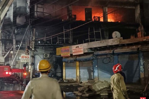 Delhi Mundka Fire: मुंडका अग्निकांड की FIR के मुताबिक, बिल्डिंग मालिक मनीष लाकड़ा परिवार ने करीब 100 से ज्यादा लोगों की जान जोखिम में डाली. 