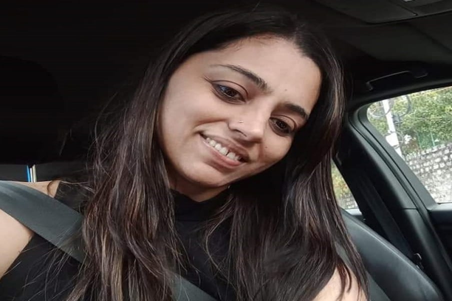  सुजाता ने बताया कि 2011 में उसकी शादी हुई थी और अभी भी वह गर्भवती है. उसके पेट में 2 बच्चे पल रहे हैं और पहले से भी एक 6 साल का बेटा है. ससुराल पक्ष वालों का शुरू से ही उसके साथ बर्ताव बहुत ही गलत था, मुझे अलग से कहीं भी लेकर नहीं जाया जाता था.