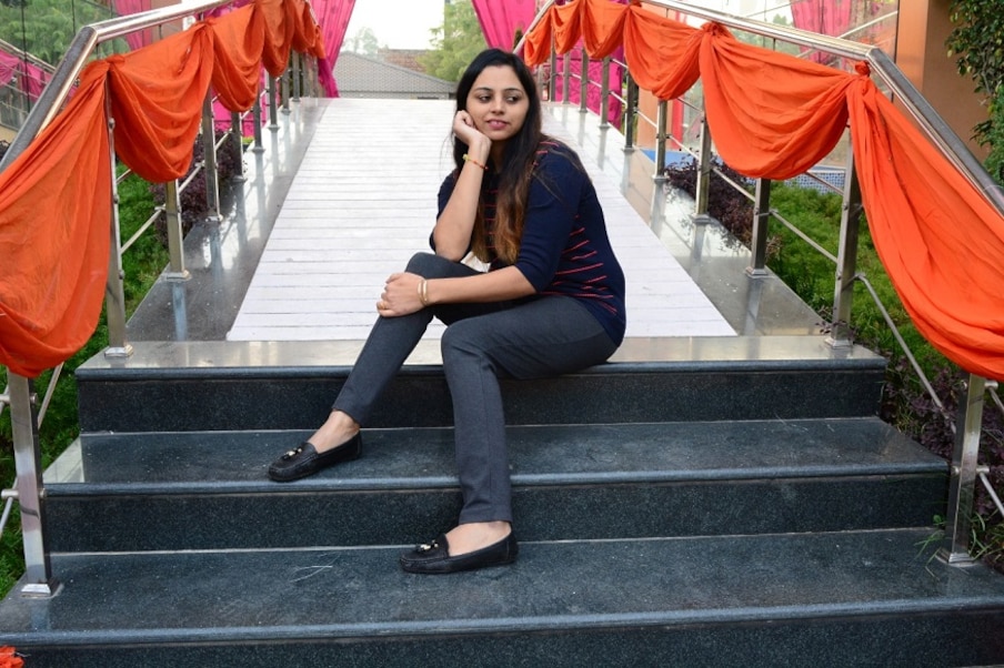  सुजाता ने बताया कि अगव वो गलती से पंजाबी में बात कर लेती थी तो उसके साथ मारपीट की जाती थी. उसके साथ छोटी-छोटी बातों पर मारपीट की जाती थी. उसके पति जो मर्चेंट नेवी में है, उनका कहीं बाहर किसी लड़की के साथ अफेयर था. जिसका एफआईआर में मैंने नाम भी दिया है.