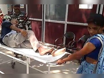 गोपालगंज सदर अस्पताल में जब कोई भी वॉर्ड ब्वाय महिला की मदद में नहीं आया, तो इसी सुरक्षाकर्मी ने दिया साथ.