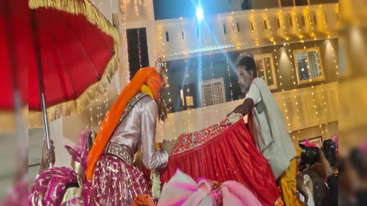 धमाकेदार स्टाइल में दुल्हन के दरवाजे तक बारात लेकर पहुंचा दूल्हा, हैरत में पड़े लोग