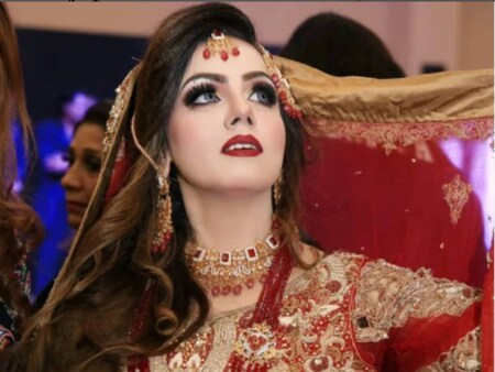  सजने-संवरने का शौक (Hobby of Make Up) तो हर लड़की को होता ही है. कुछ लड़कियां लाइट तो कुछ हैवी मेकअप करके सजती-संवरती हैं. लेकिन एक बात तो तय है कि दुल्हन (Bridal Make Up) बनकर रोज़ाना कोई तैयार नहीं होता. हीरा अजीबोगरीब शौक (Weird Hobby of Dressing Up as Bride) के पीछे हर हफ्ते दुल्हन बनकर तैयार होती है.