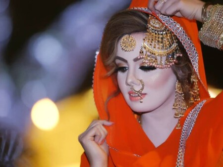  हीरा खुद बता चुकी हैं कि अब से 16-17 साल पहले उनकी मां बहुत ज्यादा बीमार हो गई थीं. इसके बाद उन्हें अस्पताल में भर्ती करवाना पड़ा था. बीमार मां की इच्छा थी कि वे मरने से पहले अपनी बेटी की शादी करवाना चाहती हैं. ऐसे में हीरा की शादी अस्पताल में ही उस शख्स से हो गई, जिसने उनकी मां को खून दिया था. मां की खुशी के लिए हीरा ने वहीं शादी कर ली और उनकी विदाई रिक्शे में हो गई. उस दिन न तो वे तैयार हो पाई थीं, न ही उन्होंने मेकअप किया था. हीरा की मां की भी मौत हो गई और उनके 6 बच्चों में से भी 2 की मौत भी हो गई थी. इस गम से उबरने के लिए उन्होंने खुद को दुल्हन की तरह सजाना शुरू कर दिया. (Credit- Instagram/@heerazeeshan1)