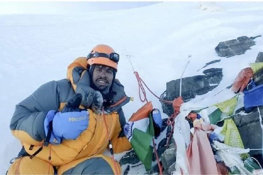  नरेंद्र कुमार ने अपने अभियान की शुरुआत 12 अप्रैल 2022 को नेपाल के काठमांडू एवरेस्ट बेस में पहुंचे. यहां कुछ दिन मौसम का इंतजार किया. 12 मई एवरेस्ट बेस कैंप से निकले और 15 मई तक ऊपर चढ़ते रहे. नरेंद्र मिगनी खेडा ने बताया कि जाते समय मौसम बहुत खराब था और ऊपर टेंपरेचर माइनस 40 डिग्री था और वे ऑक्सीजन सिलेंडर की सहायता से जा रहे थे.