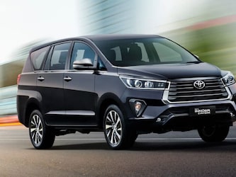  Innova crysta: मोहनलाल के पास एक और टोयोटा इनोवा क्रिस्टा वाहन है और उन्होंने बीते साल सिंतबर में फिर से नई इनोवा क्रस्ट कार खरीदी थी. उन्हें टोयोटा की गाड़ियों से खास लगाव है. उनके पास पहले टोयोटा की लग्जरी एमपीवी वेलफेयर और एसयूवी लैंड क्रूजर थी. फिर वाइट इनोवा को भी उन्होंने अपने कार कलेक्शन में शामिल किया.