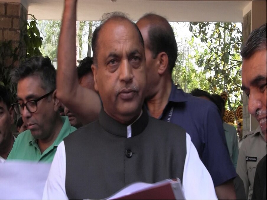 इससे पहले मुख्यमंत्री जय राम ठाकुर ने कहा कि सोलन के परवाणू टिम्बर ट्रेल में बचाव अभियान जारी है. उन्होंने कहा था, “मैं भी जल्द ही मौके पर पहुंच रहा हूं. राष्ट्रीय आपदा मोचन बल (एनडीआरएफ) और जिला प्रशासन के दल मौके पर हैं और सभी यात्रियों को बचा लिया जाएगा.''