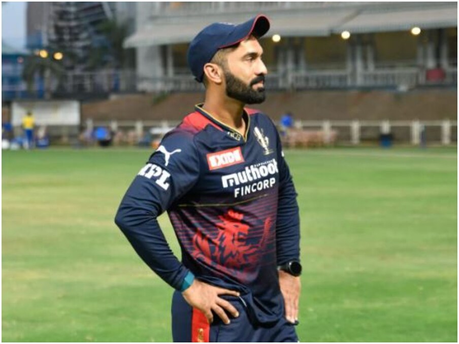  नई दिल्‍ली. रॉयल चैलेंजर्स बैंगलोर के विकेटकीपर बल्‍लेबाज दिनेश कार्तिक को फटकार लगी है. दरअसल कोलकाता के ईडन गार्डन्‍स में खेले गए लखनऊ सुपर जायंट्स के खिलाफ एलिमिनेटर मैच के दौरान उन्‍होंने आईपीएल आचार संहिता का उल्‍लंघन किया था. (Dinesh Karthik Instagram)