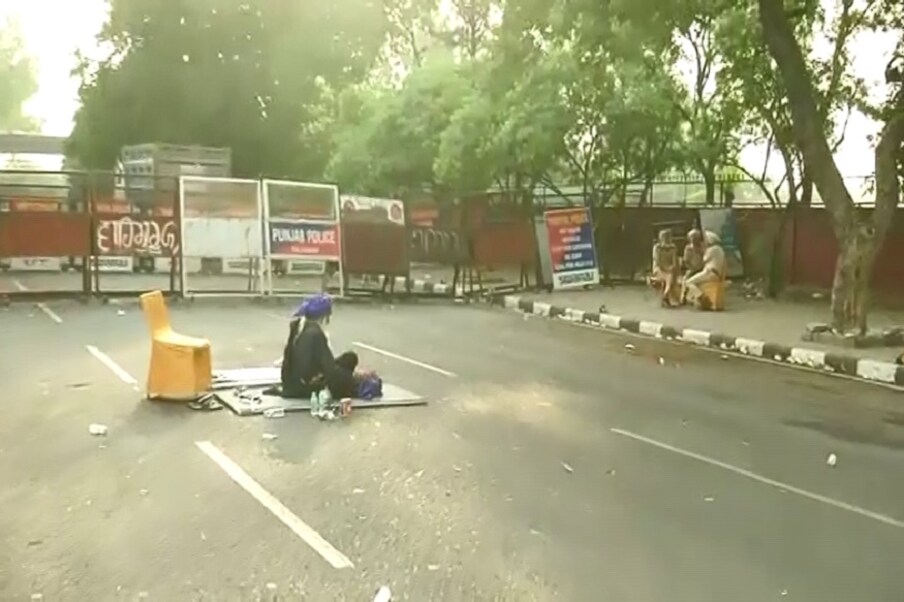  किसानों को चंडीगढ़ में प्रवेश करने से रोकने के लिए पुलिस ने अवरोधक लगाने के साथ-साथ पानी की बौछार छोड़ने के लिए वाहन तैनात किए हैं. चंडीगढ़ पुलिस ने भी इसी तरह के सुरक्षा इंतजाम किए हैं.