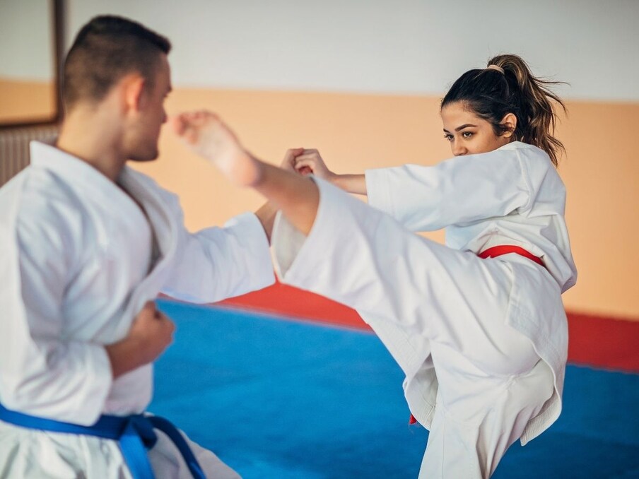 कराटे (Karate) का आविष्कार जापान के ओकिनावा (Okinawa, Japan) में हुआ है. ये दो शब्दों से मिलकर बना है. 'करा' का अर्थ है 'खाली' और 'टे' का अर्थ है 'हाथ', यानी 'खाली हाथ'. इसके आगे जापानी लोग 'डो' शब्द जोड़ते हैं तो ये बन जाता है 'कराटे-डो' यानी 'जीवन जीने का पूर्ण तरीका'. आज के वक्त में कराटे दुनियाभर में सीखा जाने वाला आर्ट फॉर्म है. इसका प्रमुख फोकस होता है खुद के शरीर को पत्थर की तरह मजबूत कर लेना जिससे किसी भी तरह को दर्द या हमला मेहसूस ना हो. पंच, किक, कोहनी पर वार और घुटने पर वार इसके प्रमुख टेकनीक हैं. कराटे सिखाने वाले मास्टर को 'सेनसी' (Sensei) कहते हैं.