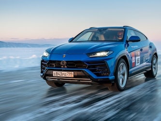 लेम्बोर्गिनी उरुस (Lamborghini Urus): अभिनेता के पास ये चौथी लग्जरी कार है जो इटेरियन निर्माता की पेशकश है. ये कार रजनीकांत, रणवीर सिंह और कार्तिक आर्यन जैसे कई अन्य अभिनेताओं के बीच एक पसंदीदा वाहन भी है. इस कार की कीमत भारत में 3.45 करोड़ रुपए है, और यह मोहनलाल की सबसे शानदार कार है.