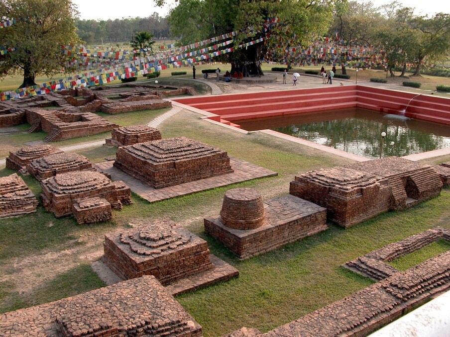  बुद्ध के समय में लुम्बिनी कपिलवस्तु के पूर्व में थी. ये शाक्य गणतंत्र था. यहां पर सम्राट अशोक द्वारा स्थापित अशोक स्तम्भ भी है, जो ब्राह्मी लिपि प्राकृत भाषा में है, जिसमें लुम्बिनी के बुद्ध के जन्म स्थान होने की बात लिखी है. कुशीनारा में अपने निधन से पहले, भगवान बुद्ध ने कहा था: "यह वो जगह है जहां तथागत का जन्म हुआ था, ये ऐसा स्थान है जहां आस्था रखने वाले व्यक्ति को जाना और देखना चाहिए. आज दुनिया भर से तीर्थयात्री और आगंतुक लुम्बिनी आते हैं.