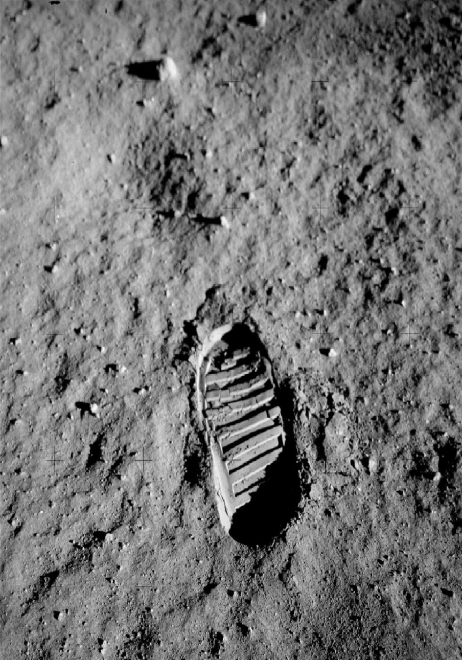  चांद की मिट्टी को लूनर रेजोलिथ भी कहा जाता है, जो पृथ्वी पर पाई जाने वाली मिट्टी से मौलिक रूप से अलग है. अपोलो 11, 12 और 17 मिशनों के दौरान चांद से मिट्टी लाई गई थी, जिनमें पौधे लगाए गए हैं.