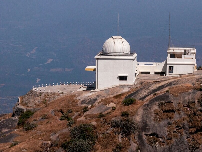 माउंट आबू (Mount Abu) को राजस्थान का मसूरी भी कहा जाता है. अरावली की हरी-भरी पहाड़ियों और नक्की झील से घिरा यह स्थान गर्मियों में घूमने के लिए बेस्ट हिल स्टेशन हो सकता है. यहां कई ऐतिहासिक मंदिर और वास्तुकला से पूर्ण जगहें हैं. यहां का नेशनल पार्क,दिलवाड़ा मंदिर और नक्की झील पर बोटिंग एन्जॉय करना काफी रोमांचक हो सकता है. Image : Canva माउंट आबू (Mount Abu) को राजस्थान का मसूरी भी कहा जाता है. अरावली की हरी-भरी पहाड़ियों और नक्की झील से घिरा यह स्थान गर्मियों में घूमने के लिए बेस्ट हिल स्टेशन हो सकता है. यहां कई ऐतिहासिक मंदिर और वास्तुकला से पूर्ण जगहें हैं. यहां का नेशनल पार्क,दिलवाड़ा मंदिर और नक्की झील पर बोटिंग एन्जॉय करना काफी रोमांचक हो सकता है. Image : Canva
