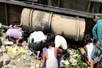 दुर्घटनाग्रस्‍त ट्रक के नीचे दबे रहे ड्राइवर-खलासी, लोग निकालते रहे तेल