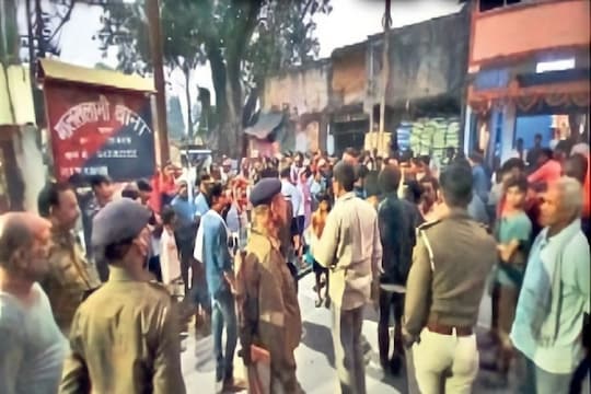 पटना सिटी के रिकाबगंज मोहल्‍ले में दो गुटों के बीच हिंसक झड़प हो गई. (न्‍यूज 18 हिन्‍दी)
