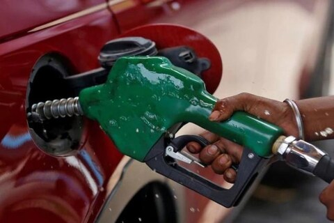 रविवार को दिल्ली में पेट्रोल 96.72 रुपए प्रति लीटर और डीजल 89.62 रुपए प्रति लीटर मिल रहा है. 