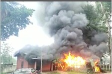 असम: भीड़ ने थाने में लगाई थी आग, एक दिन बाद आरोपियों के घर पर चलाए गए बुलडोजर