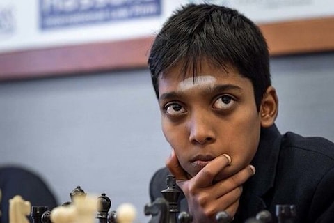 प्रागनंदा ने चेसेबल रैपिड चेस टूर्नामेंट में वर्ल्ड चैंपियन मैग्नस कार्लसन को मात दी. (Twitter/SAIMedia)