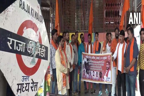 आगरा में राजा की मंडी रेलवे स्टेशन स्थित चामुंडा देवी मंदिर के पक्ष में हिंदू संगठनों ने प्रदर्शन किया.