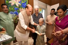 राजनाथ सिंह पहुंचे गडकरी के घर, केंद्रीय मंत्री के पोते को दिया आशीर्वाद