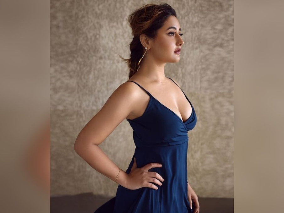  अभिनेत्री एक फैशनिस्ट भी हैं जिनके स्टाइल स्टेटमेंट को गई गर्ल्स फॉलो करती हैं. (Photo Credit- Rashami Desai Instagram)
