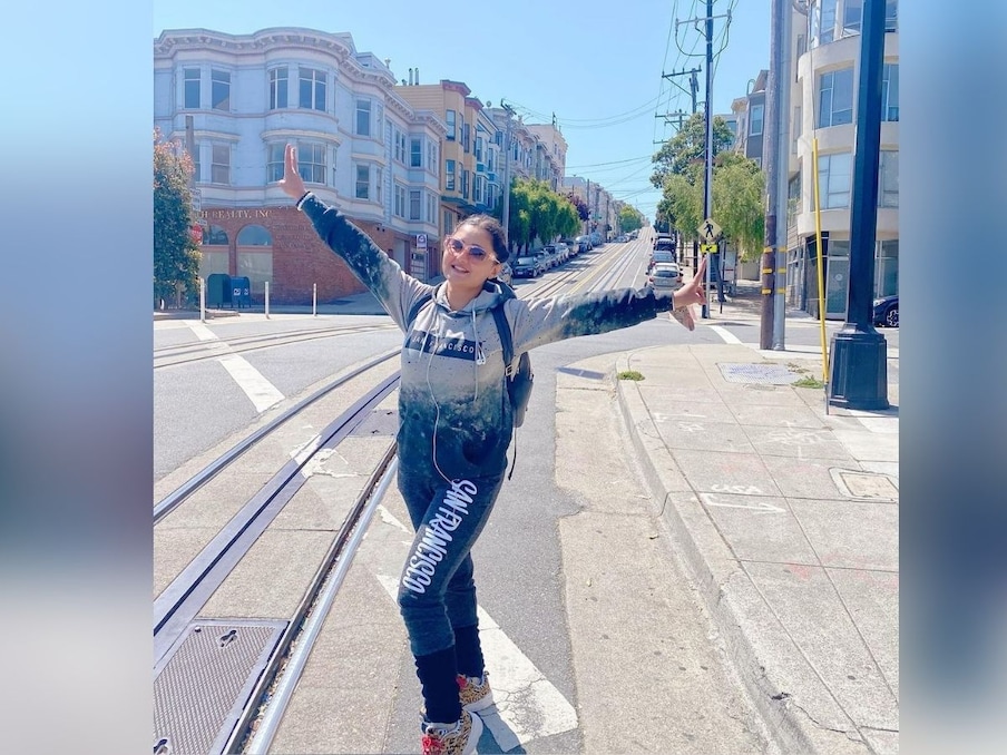  सैन फ्रांसिस्को की खुली सुनसान सड़कों पर कूल अंदाज में रश्मि देसाई. (Photo Credit- Rashami Desai Instagram)