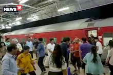 20 मिनट पहले पहुंची ट्रेन तो स्टेशन पर गरबा करने लोग, यात्री भी लगे झूमने; वीडियो वायरल