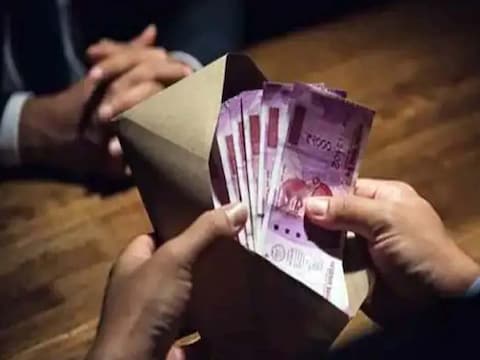 थाना नादौन के अंतर्गत गगाल गांव में विजिलेंस विभाग के छापे में राज्य खाद्य आपूर्ति निगम के दो कर्मचारी रंगे हाथों रिश्वत लेते हुए पकड़े गए हैं. (सांकेतिक फोटो)