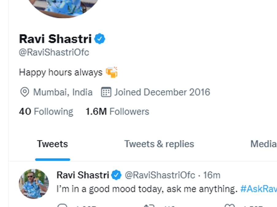  रवि शास्त्री ने अपना ट्विटर बायो भी बदल लिया है. अब उन्होंने इसे 'Happy Hours Always' कर लिया है यानी हमेशा खुशियों के पल. उनसे कई लोग इस बारे में सवाल भी पूछ रहे हैं. (Twitter)