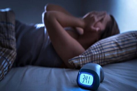 REM स्लीप हमारी नींद का एक चरण है जो सोने से तकरीबन 90 मिनट बाद शुरू होता है.