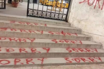 स्कूल में अंदर से बाहर तक लाल रंग से लिखा है SORRY, इंटरनेट पर वायरल हुई फोटो