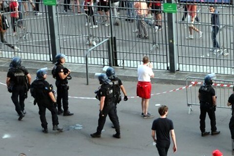 स्टेडियम के बाहर बड़ी संख्या में पुलिसकर्मी तैनात थे. (AFP)