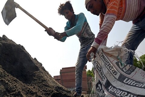 
'कमाएंगे नहीं तो खाएंगे क्या'; दिल्ली की चिलचिलाती गर्मी में समझें मजदूरों का दर्द