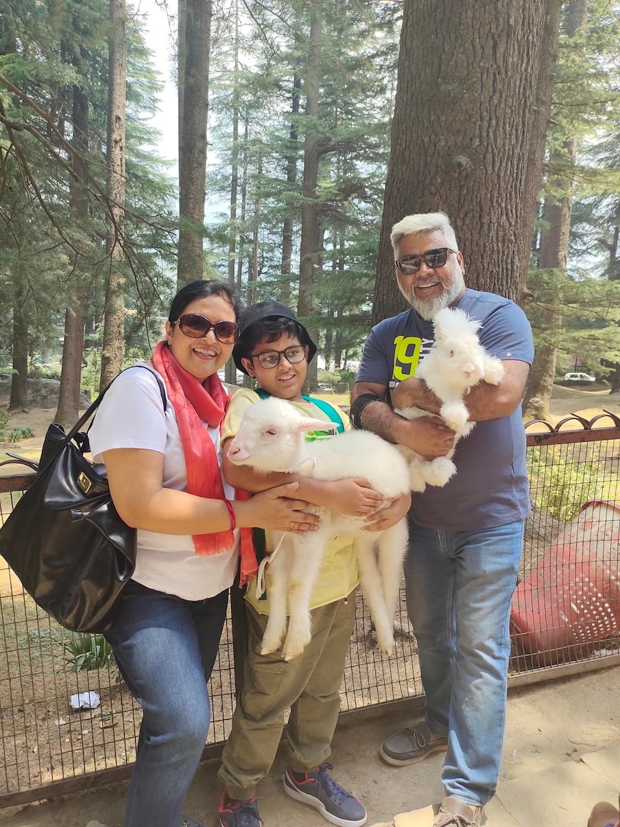 हरीश महाजन की मानें तो उन्होंने ये सब अपनी बीवी के प्रति अपने प्रेम के चलते किया है. भले ही ये सब आसान नहीं था, मगर बीवी के प्यार के आगे ये कुछ भी नहीं था. उन्होंने कहा कि पहले तो ये काम बड़ा पेचीदा था, मगर जब उन्होंने रिसर्च किया तो पाया कि देश की बड़ी हस्तियों और कुछ लोगों ने चांद पर न्यूयॉर्क की एक एजेंसी के जरिये जमीन खरीदी है तो उन्होंने भी ऑनलाइन अप्लाई किया और आज उसमें उन्हें सफलता मिल गई है.
