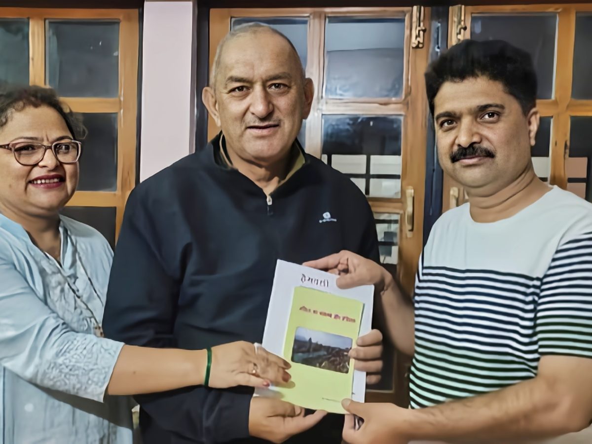 पिथौरागढ़ के विधायक मयूख महर की अनोखी पहल, बोले- मुझे फूल नहीं किताब दीजिए  - pithoragarh mla mayukh mahar initiative for collecting books for students  localuk – News18 हिंदी