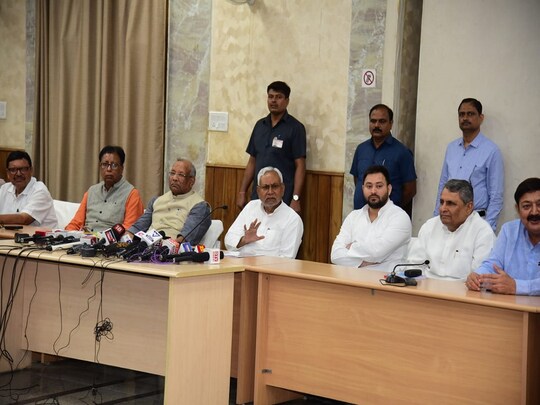 पटना में जातीय जन गणना को लेकर आयोजित बैठक में सीएम नीतीश कुमार और अन्य (File Photo)
