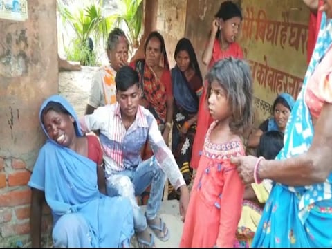 बिहार के नवादा में कोर्ट में पेशी के दौरान एक अभियुक्त की मौत हो गई (मौत के बाद विलाप करते परिजन)