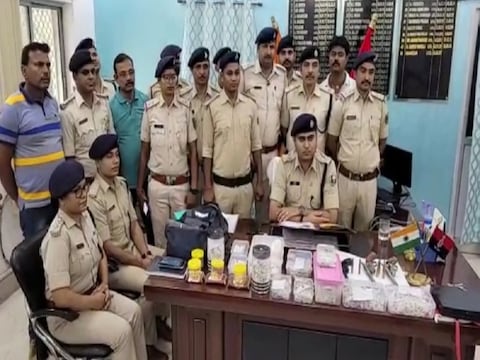 बिहार के वैशाली में कटप्पा गैंग द्वारा लूटे गए ज्वेलरी शॉप केस के बारे में बताते पुलिस अधिकारी