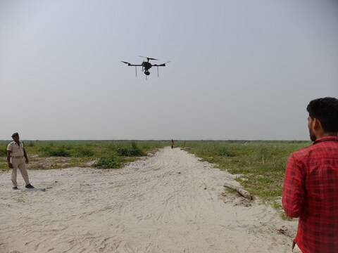 ड्रोन से निगरानी फिर नाव-ट्रैक्टर से रेड, ध्वस्त की गई गंडक नदी की आड़ में चल रही शराब फैक्ट्री - excise department team destroyed illegal liquor factory with help of drone bramk –