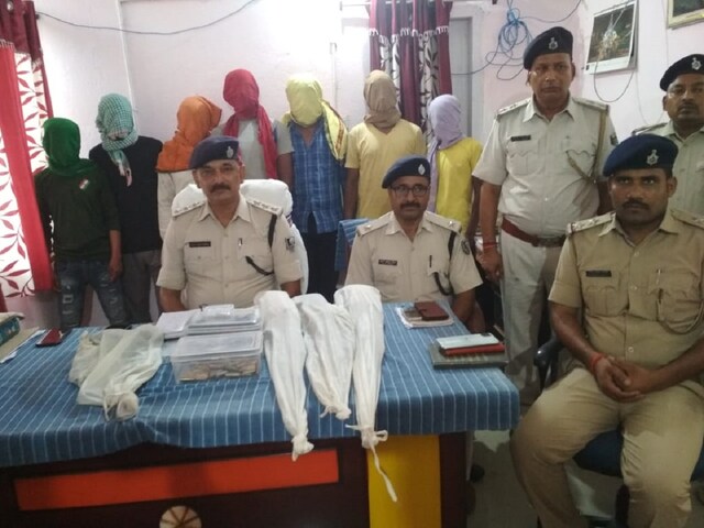 नक्सली वर्दी पहनकर मांगते थे रंगदारी, गिरफ्तारी हुई तो मिला हथियारों का जखीरा