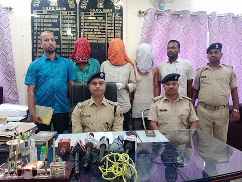 पटना में हुई हत्या की घटना का खुलासा करते एएसपी