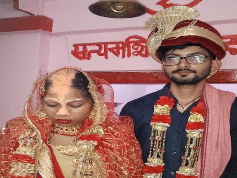 बिहार के सहरसा स्थित मंदिर परिसर में शादी रचाने वाला जोड़ा