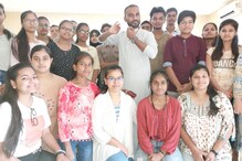 लखनऊ यूनिवर्सिटी में श्रीलंकाई छात्र डांस-ड्रामा के जरिए सिखा रहा अंग्रेजी