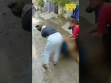 बाल खींच सड़क पर गिराया और बरसा दिए लात-घूसे, इंदौर में पिज्जा गर्ल पर लेडी गैंग का कहर|#shorts
