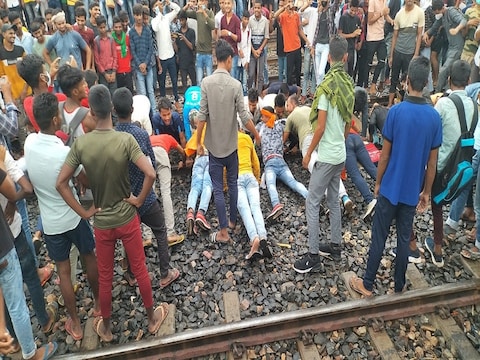अग्निपथ योजना का विरोध: बिहार के जहानाबाद में छात्रों ने ट्रेन रोकी,  नवादा-अरवल में सड़क जाम व आगजनी - agneepath scheme in army students protest  in bihar train stopped road ...