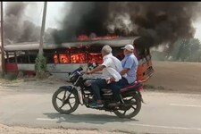 Agneepath Protest: जौनपुर में जलाई बस, चंदौली में रेलवे स्टेशन पर पथराव