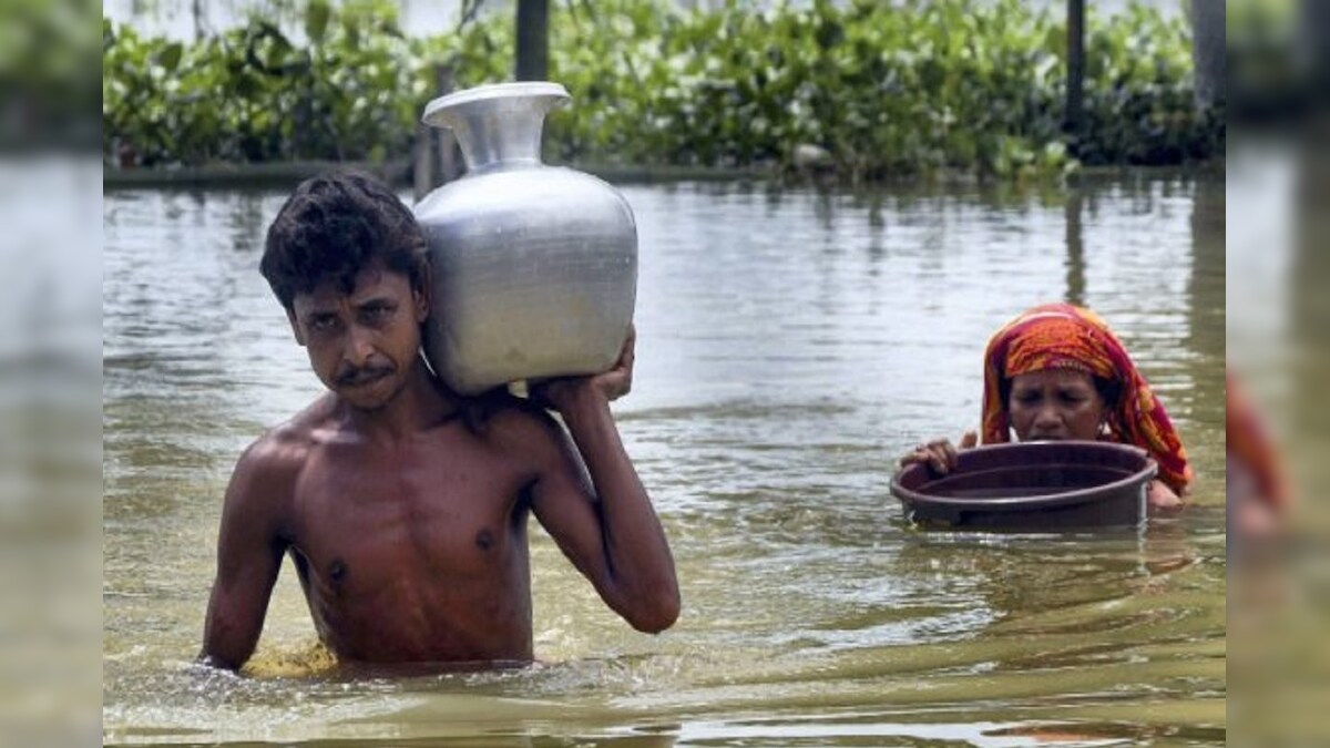 असम में बाढ़ से हालात गंभीर अब तक 122 की मौत 30 लाख से अधिक लोगों पर असर
